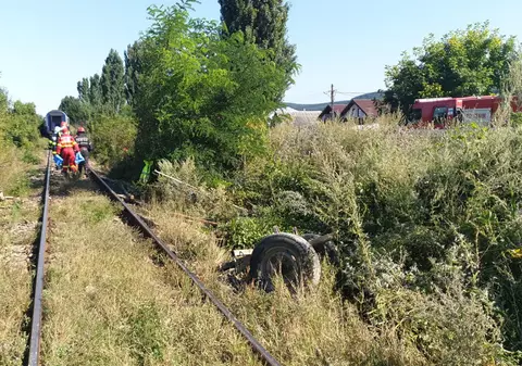 Căruță lovită de tren în județul Bacău. Doi oameni au murit