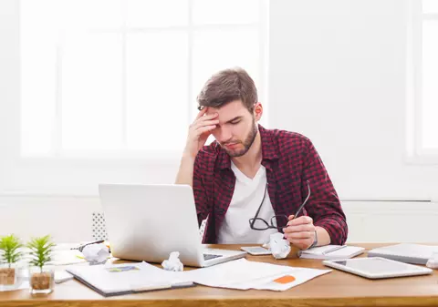 Cum să redescoperi entuziasmul profesional atunci când ai un job pe care îl urăști (PUBLICITATE)