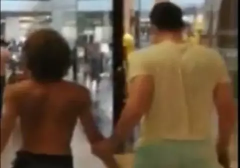 VIDEO | Un bărbat la bustul gol și înarmat cu un cuțit s-a plimbat printr-un mall din Craiova. A fost prins de un polițist aflat în timpul liber