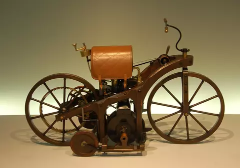 134 de ani de la prima motocicletă. ”Vehiculul-cal” al lui Daimler și Maybach  din 1885 a fost primit cu neîncredere