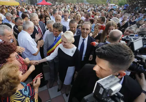 Viorica Dăncilă, în rochie Fendi și broșă Chanel în vizită în comuna Bogați