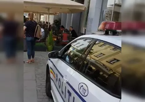 Doi polițiști din Timișoara au parcat mașina de serviciu într-o zonă pietonală ca să meargă la restaurant / VIDEO