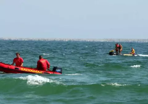 Un bărbat dat dispărut în mare şi căutat două ore de scafandri, găsit pe plajă la Eforie Nord