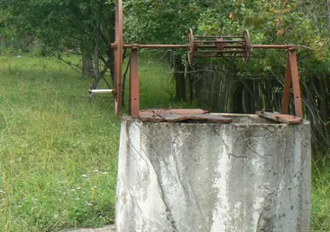 O mamă și copilul ei au murit după ce au căzut într-o fântână