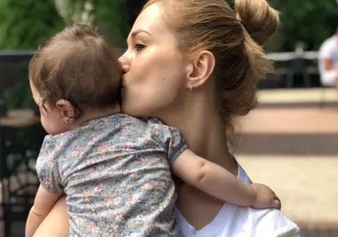 Mesajul Lui Feli Donose de Crăciun. Cum a fost surprinsă artista, alături de iubitul și fetița ei