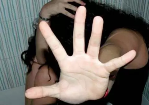 O femeie înşelată din Bacău, condamnată după ce a tuns-o pe amanta soţului ei