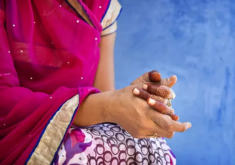 Tânără însărcinată, violată de cinci bărbați în India. Iubitul femeii s-a sinucis