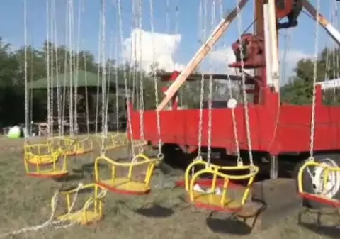 Fată de 10 ani din Mureș, rănită după ce scaunul unui caruselului în care se afla s-a rupt