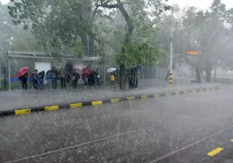 UPDATE | COD PORTOCALIU de furtună în Capitală, până la ora 19.30! Bucureștenii, avertizați prin RO-ALERT