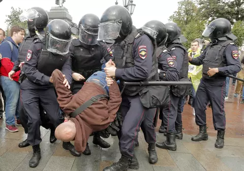 Procurorii ruși vor să ia un copil de un an de lângă părinții care au participat la un miting împotriva lui Putin