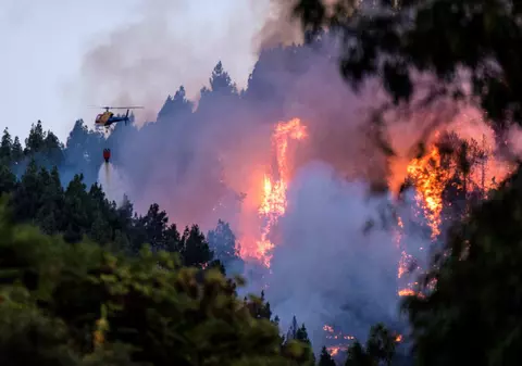 Peste 2.000 de persoane au fost evacuate, după ce un nou incendiu de pădure a izbucnit pe insula Gran Canaria. Pompierii abia localizaseră un focar, în urmă cu 5 zile