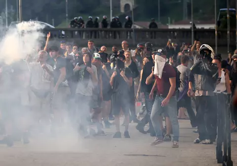 Poliţia franceză a folosit tunuri cu apă şi gaze lacrimogene pentru dispersarea protestatarilor anti-G7