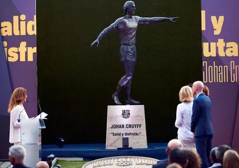 Johan Cruyff are statuie în fața stadionului Camp Nou