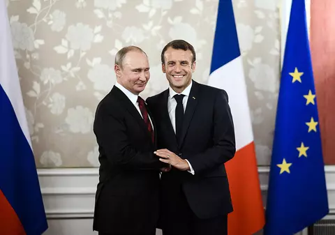 Macron, la masă cu Putin, „prietenul” său de vreme rea