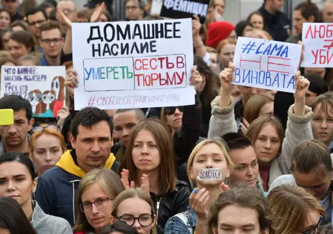 Rușii ies în stradă pentru a salva de închisoare trei surori care și-au ucis tatăl ce le-a bătut și abuzat sexual. Autoritățile nu au intervenit deși aveau semnale legate de abuzuri