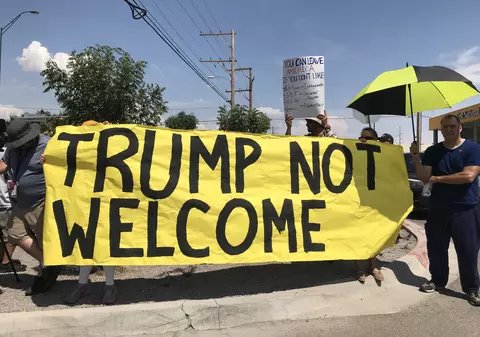 Donald Trump a fost întâmpinat cu proteste în Dayton şi El Paso, orașele lovite de atacuri armate