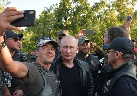 Vladimir Putin vrea să interzică prin Constituție căsătoriile gay