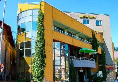 Un bărbat s-a urcat pe un hotel din Vatra Dornei și a amenințat că se sinucide. Cum a fost oprit să facă acest gest extrem