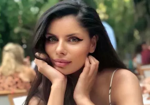 Ileana Lazariuc, superbă la piscină, în costum de baie