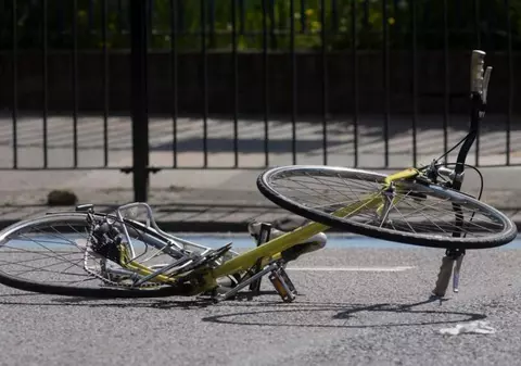 Un biciclist a murit pe loc, după ce a intrat cu mare viteză într-un cap de pod, în Neamţ