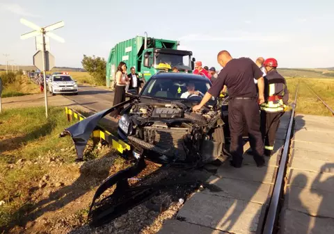 Un cuplu care mergea la o nuntă a văzut moartea cu ochii. Mașina lor a fost spulberată de tren