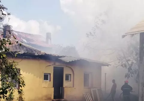 Un incendiu izbucnit la o casă din județul Dâmboviţa s-a extins la alte două locuințe din apropiere