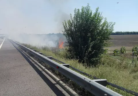 Incendiu de vegetație pe Autostrada Soarelui, pe sensul spre litoral. Zona în care se circulă pe o singură bandă
