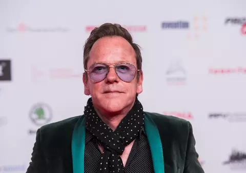 Kiefer Sutherland, rănit după ce a căzut pe scara unui autobuz