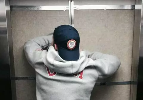 Un hoț român din Roma a avut un ghinion: a rămas blocat în lift și a fost arestat