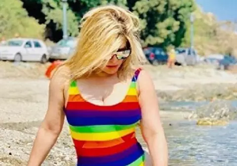 Cum arată Loredana Groza în costum de baie, la aproape 50 de ani