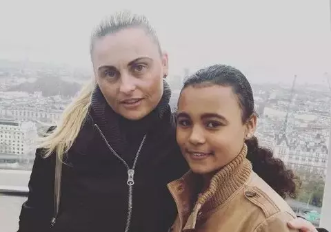 O femeie de 37 de ani își îndeamnă fiica de 14 ani să-și facă operații estetice. "Oamenii urâți nu ajung nicăieri în zilele noastre"