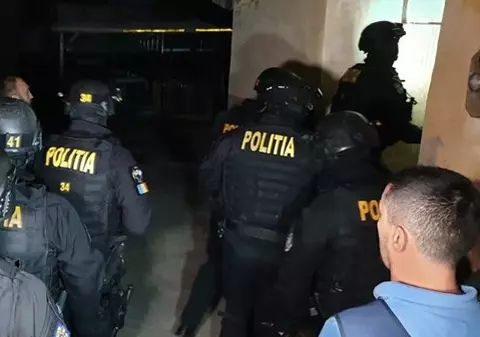 Doi proxeneți din Iași au fost arestați. Scoteau fete la produs în țară și în Marea Britanie