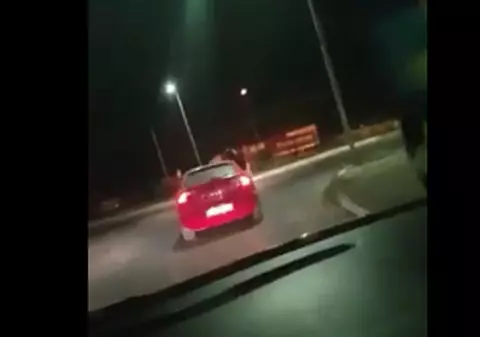 VIDEO | Poliția a oprit mașina în care se aflau mireasa și cei care o furaseră!