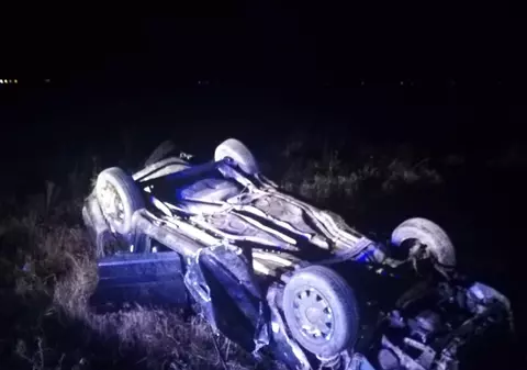 Un bărbat beat s-a urcat la volan și a comis un accident rutier în care unul dintre copiii lui a murit! Celălalt și soția au ajuns la spital
