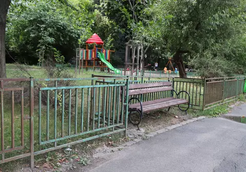 Cum arată gardul cu brevet pe care Primăria Sectorului 6 îl cumpără de 12 ani de la aceeași firmă. Societatea a primit două noi contracte, de 6,4 milioane de lei