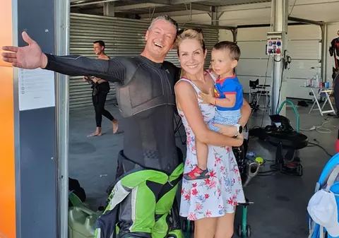 Ce mai face Moș Crăciunul ”cel tinerel și în ureche cu-n cercel” din videoclipul fetelor de la Andrè?