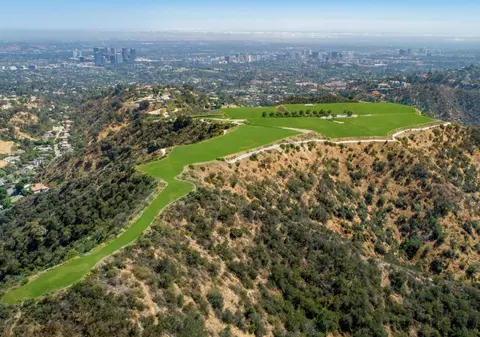 „Muntele” din Beverly Hills, o proprietate cotată la 1 miliard de dolari, s-a vândut cu doar 100.000 de dolari. A aparținut unei prințese din Iran și a fost râvnit de Jeff Bezos