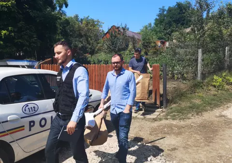 O tânără din Botoșani și-ar fi aruncat bebelușul abia născut la toaleta din curte. Iubitul ei nici nu știa că e însărcinată