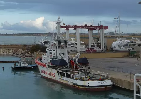 Nava cu refugiații pe care România era dispusă să-i primească rămâne blocată în Mediterana