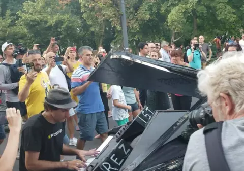 Momente inedite la protestul din Piața Victoriei. Un pianist cântă în mijlocul protestatarilor