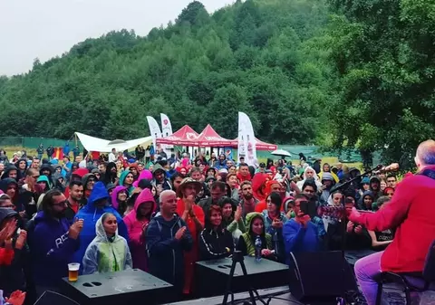Rockerii au îmbrățișat copacii, militând pentru natură, la Folk Rock Fest Piatra Craiului