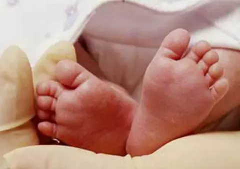 O fetiță nou-născută a fost declarată moartă de medici și a fost trimisă la morgă. Mama ei s-a dus să-și ia rămas bun, dar a decoperit că micuța trăia!