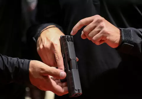 Urmărire ca-n filme în Turda. Un șofer băut, care a provocat un accident, oprit cu focuri de armă