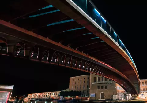 Amendă uriașă pentru arhitectul care a construit "Podul Constituției" din Veneția. Turiștii consideră construcția o adevărată capcană pentru ei