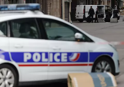 Nouă români au fost inculpaţi pentru trafic de persoane, în Franța