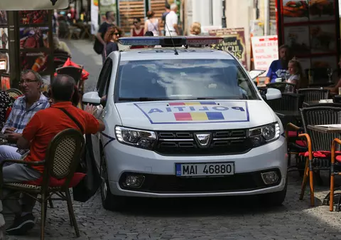 POZA ZILEI | Polițiștii au trecut cu mașina printre oamenii aflați la terase în Centrul Vechi