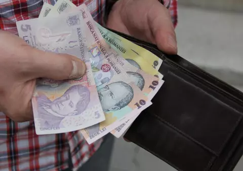 O femeie i-a furat portofelul iubitului și apoi și-a mințit rudele că a fost răpită. Tatăl ei a alertat 112