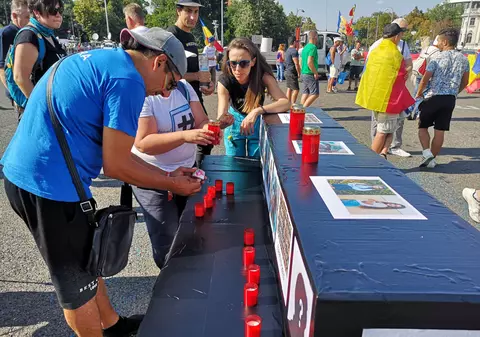 Altar în Piața Victoriei pentru victimele de la Caracal, din Colectiv și 10 august 2018