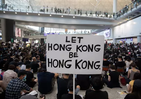 Facebook și Twitter au suspendat mii de conturi din China, care făceau propagandă pentru Beijing împotriva protestatarilor din Hong Kong