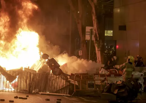 Noi violențe în Hong Kong. Zeci de mii de protestatari au sfidat interdicția impusă manifestațiilor publice